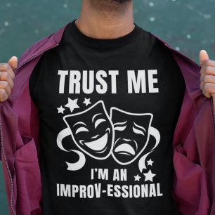 おもしろいの改善を信頼する私は即興的である Tシャツ