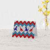 おもしろいの男の子の恐竜の赤く青いシェブロンパターン カード (黄色い花)