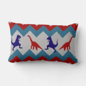 おもしろいの男の子の恐竜の赤く青いシェブロンパターン ランバークッション (裏面)