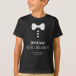 おもしろいの結婚式で指輪を運んで来る人の夜会服の結婚式のTシャツ Tシャツ<br><div class="desc">これらのおもしろいのTシャツは結婚指輪の持参人のための好意かギフトとして設計されています。 Tシャツは黒、白いちょうネクタイおよび3つのボタンのイメージを特色にします。 文字に結婚式で指輪を運んで来る人を読み、彼の名前、また結婚式のカップルの名前および結婚式の日付に入る場所があります。 結婚式のスワッグのバッグへの素晴らしい付加。</div>