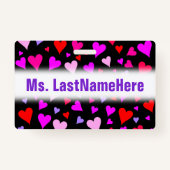 おもしろいの赤く、ピンクの、紫色及びマゼンタのハートパターン バッジ (裏面)