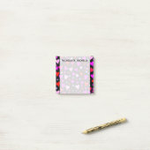 おもしろいの赤く、ピンクの、紫色及びマゼンタのハートパターン ポストイット (デスク上)