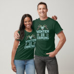 おもしろいの醜いクリスマスセーター冬は来のシャツ Tシャツ<br><div class="desc">この醜いクリスマスセーターをテーマにしたおもしろいTシャツで休日の精神に入れ！家族の服装に合わせて最適で、よくはしゃぐ「冬は来の」デザインが特徴で、家族の名前に合わせてカスタマイズ可能。居心地の良い、フェスティバル、そして休日の応援のフル！</div>