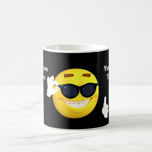 おもしろいはあなたのカスタムな文字とのEmojiの上で手早くめくります コーヒーマグカップ (中央)