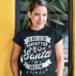 おもしろいはベビーシッターに優しくサンタが見ている Tシャツ