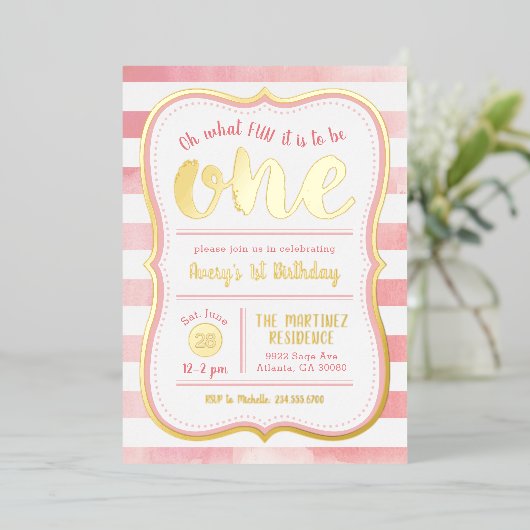おもしろいはワンピンクと金ゴールドの最初の誕生日パーティー 箔招待状 (立ち正面)