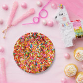 おもしろいは多色のなキャンデーの菓子を振りかけます冷却します ペーパープレート (パーティー)