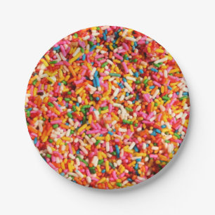 おもしろいは多色のなキャンデーの菓子を振りかけます冷却します ペーパープレート