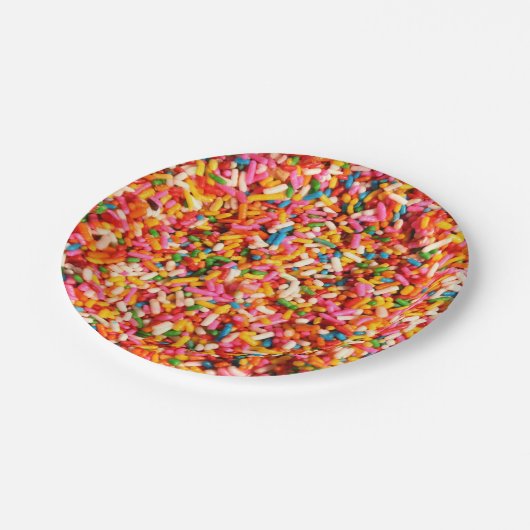 おもしろいは多色のなキャンデーの菓子を振りかけます冷却します ペーパープレート (アングル)