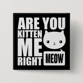 おもしろいは子ネコ私右の猫の鳴き声の正方形ボタンです 缶バッジ (正面)