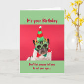 おもしろいは年齢に合わない誕生日犬のユーモア カード (黄色い花)