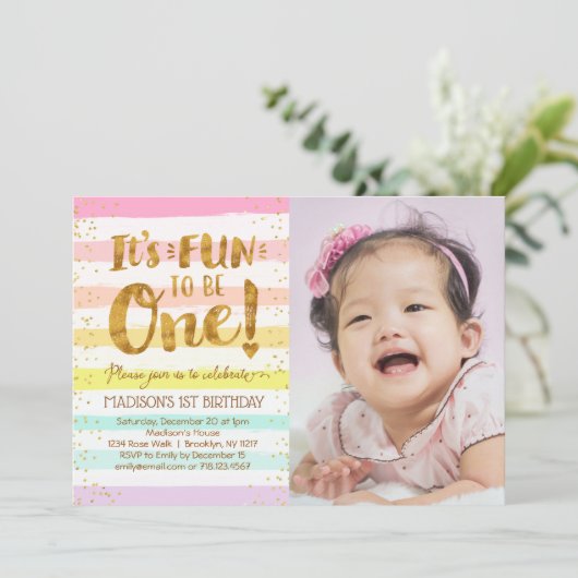 おもしろいは1人の女の子へ1st誕生日レインボーフォト 招待状 (スタンド正面)