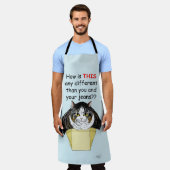 おもしろいぽちゃぽちゃのタビーキャットボックス エプロン (着用した状態)