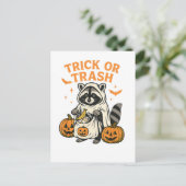 おもしろいアライグマのハロウィン　お菓子かゴミ ポストカード (スタンド正面)