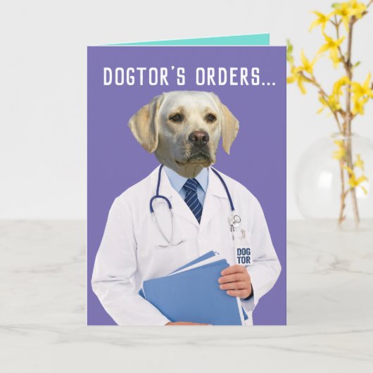 おもしろいイエロー・ラブラドール・レトリーバー医の命令が治り元気になる カード (黄色い花)