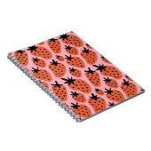 おもしろいイチゴ、手描きシームレスなデザイン。 ノートブック (右側)