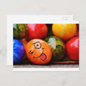 おもしろいイースター・エッグが舌を出す シーズンポストカード (正面/裏面)