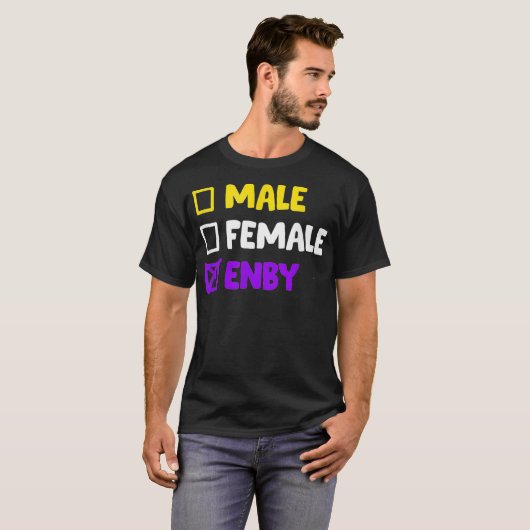 おもしろいエンヴィ ノンバイナリー LGBTQ トランスジェンダー Tシャツ (正面フル)