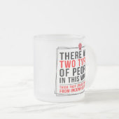 おもしろいオタク系の、この世界の2つのタイプの人々 –  フロストグラスマグカップ (正面右)