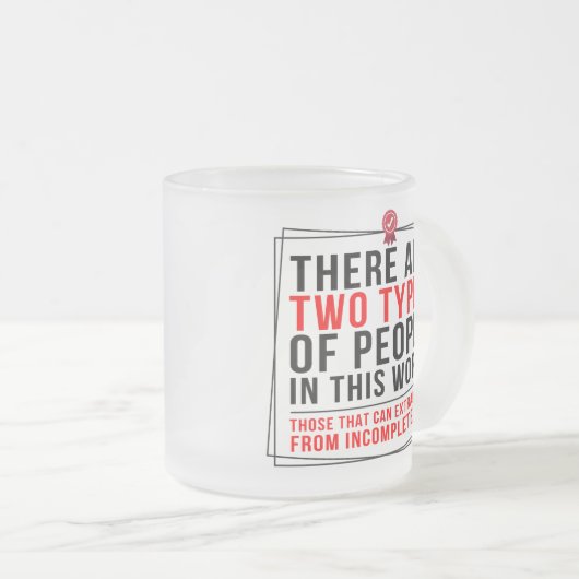 おもしろいオタク系の、この世界の2つのタイプの人々 –  フロストグラスマグカップ (正面右)