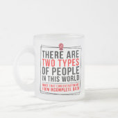 おもしろいオタク系の、この世界の2つのタイプの人々 –  フロストグラスマグカップ (左)