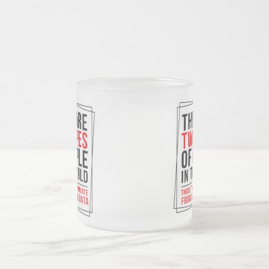 おもしろいオタク系の、この世界の2つのタイプの人々 –  フロストグラスマグカップ (中央)