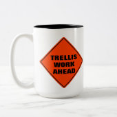 おもしろいオレンジのトレリスは前方の注意道路標識 ツートーンマグカップ (左)