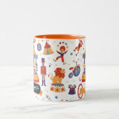 おもしろいオレンジカーニバル子供の誕生日サーカスパターン ツートーンマグカップ (中央)