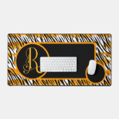 おもしろいオレンジ白黒タイガーストライプズモノグラムM デスクマット (キーボード&マウス)