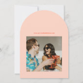 おもしろいカジュアルフリー飲み物が日付を保存結婚する 招待状 (裏面)