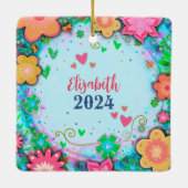 おもしろいカスタムフローラ写真名の日付 セラミックオーナメント (裏面)