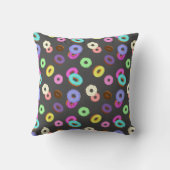 おもしろいカッコいいカラフルドーナツのパターン黒 クッション (裏面)