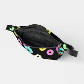 おもしろいカッコいいカラフルドーナツのパターン黒 ファニーパック (見開き)