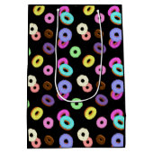 おもしろいカッコいいカラフルドーナツのパターン黒 ミディアムペーパーバッグ (裏面)