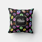 おもしろいカッコいいカラフルドーナツ模様ブラックモノグラム クッション (正面)