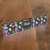 おもしろいカッコいいカラフルドーナツ模様ブラックモノグラム デスクネームプレート (側面)