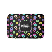 おもしろいカッコいいカラフルドーナツ模様ブラックモノグラム バスマット (正面)