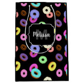 おもしろいカッコいいカラフルドーナツ模様ブラックモノグラム ミディアムペーパーバッグ (正面)