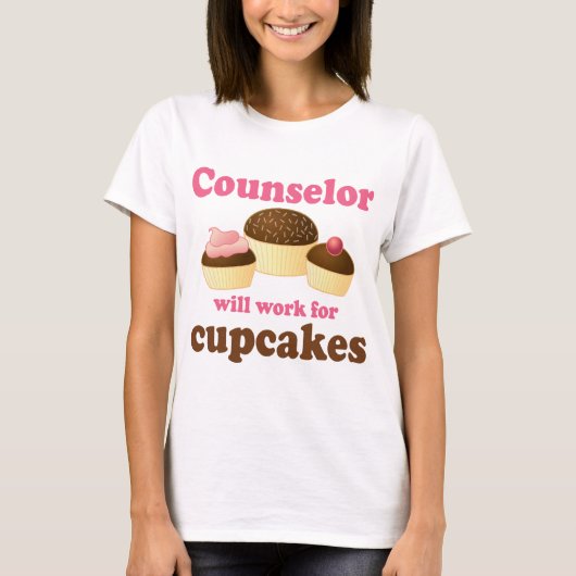 おもしろいカップケーキのカウンセラーのために働きます Tシャツ (正面)