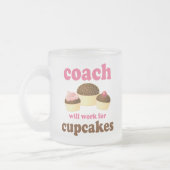 おもしろいカップケーキのコーチのために働きます フロストグラスマグカップ (左)