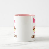 おもしろいカップケーキのボスのために働きます ツートーンマグカップ (中央)