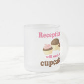 おもしろいカップケーキの受付係のために働きます フロストグラスマグカップ (正面右)