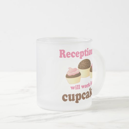 おもしろいカップケーキの受付係のために働きます フロストグラスマグカップ (正面右)