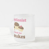 おもしろいカップケーキの受付係のために働きます フロストグラスマグカップ (正面左)