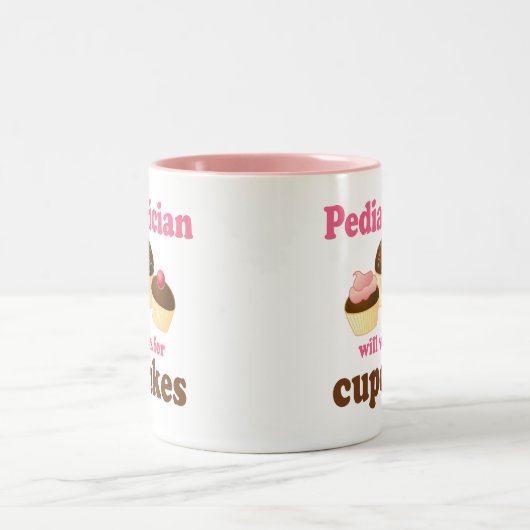 おもしろいカップケーキの小児科医のために働きます ツートーンマグカップ (中央)