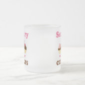 おもしろいカップケーキの秘書のために働きます フロストグラスマグカップ (中央)