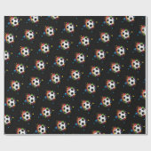 おもしろいカラフルサッカーボールのブラックスポーツパターン ラッピングペーパー (フラット)