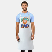 おもしろいカラフル素晴らしいパパ引用文及び赤いハート エプロン (着用した状態)