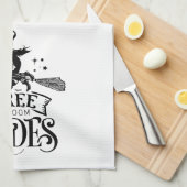 おもしろいカワイト魔女フリーのほうき乗りハロウィーン キッチンタオル (四つ折り)