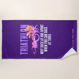 おもしろいガーリー紫とピンクのトライアスロンのユーモアの種類 ビーチタオル